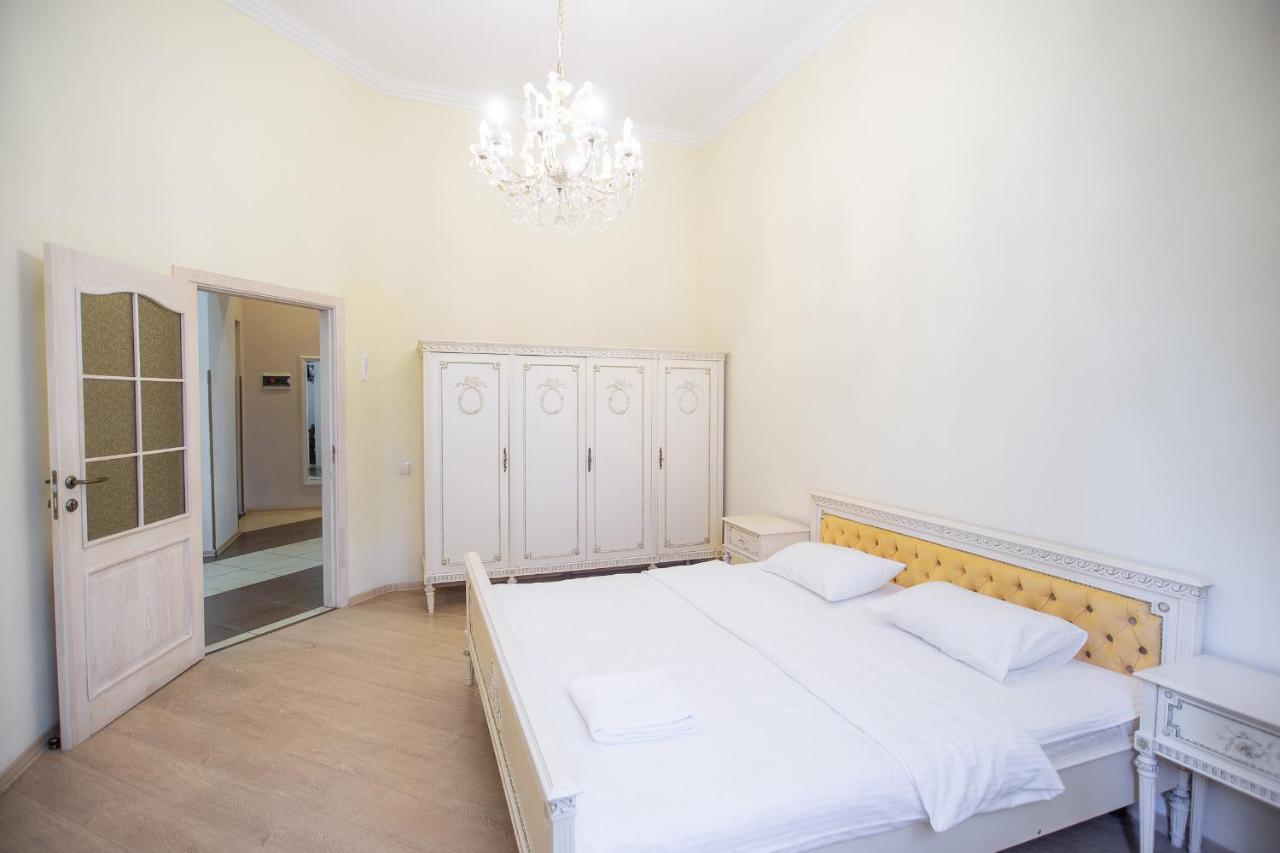 Comfortable Apartment On Mikhaylovskiy Lane Kiev Esterno foto