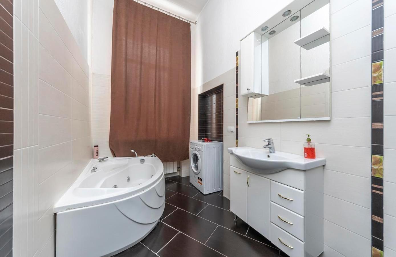 Comfortable Apartment On Mikhaylovskiy Lane Kiev Esterno foto