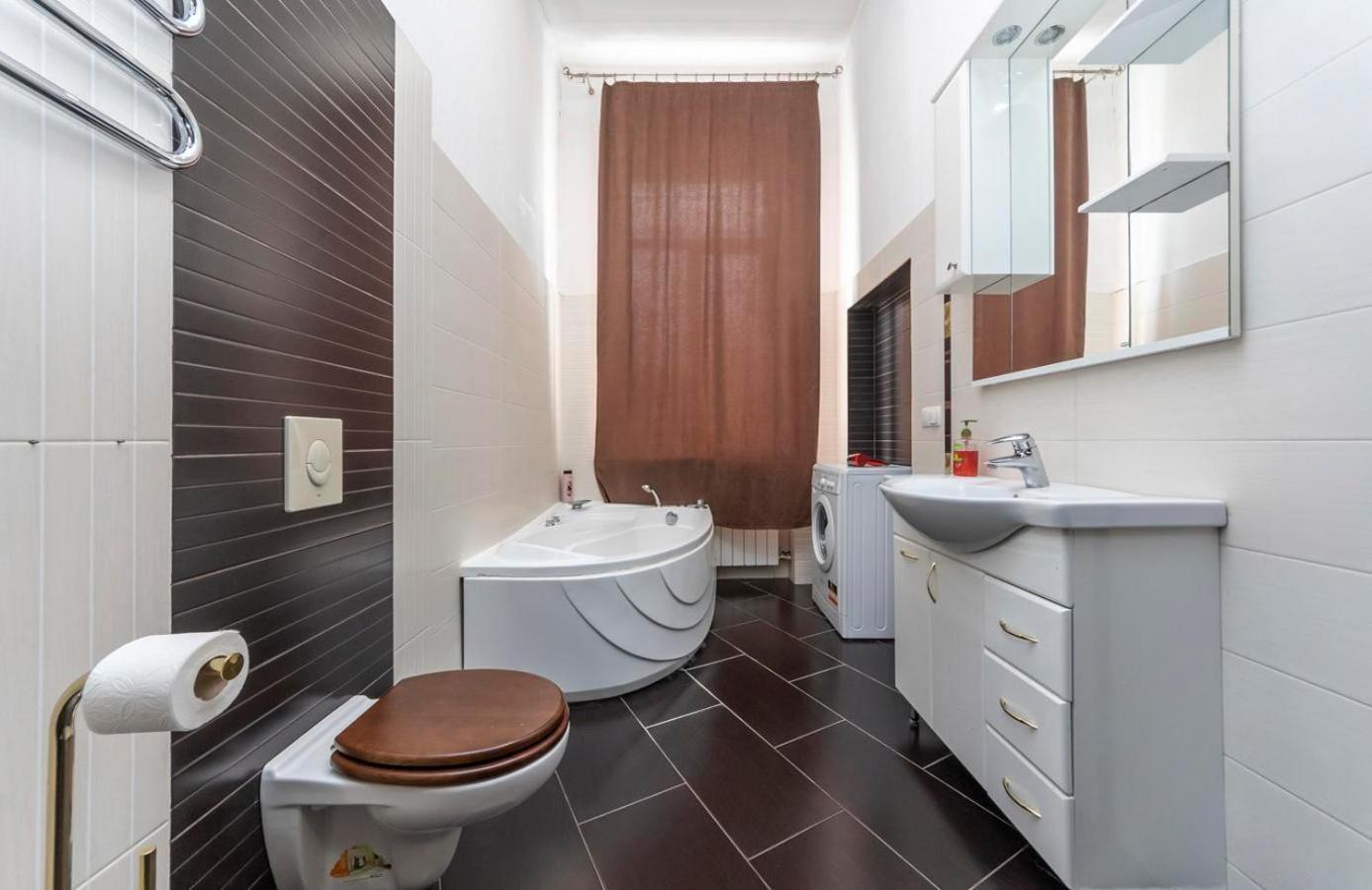 Comfortable Apartment On Mikhaylovskiy Lane Kiev Esterno foto