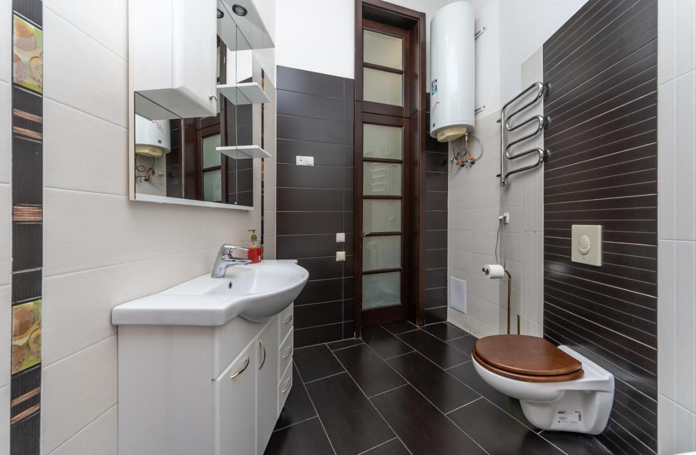 Comfortable Apartment On Mikhaylovskiy Lane Kiev Esterno foto